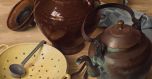 Stilleven met potten op houten tafel